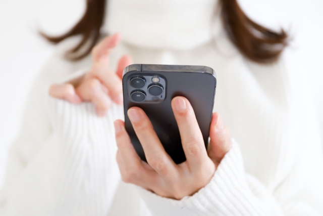 電話をする女性