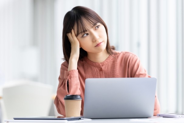 仕事に集中できない女性
