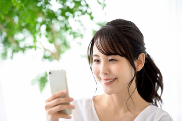 絵がをでスマホを見る女性