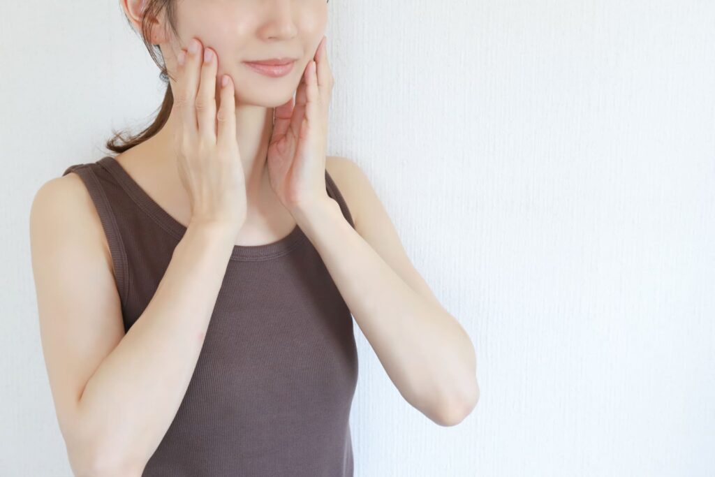 頬を抑える女性