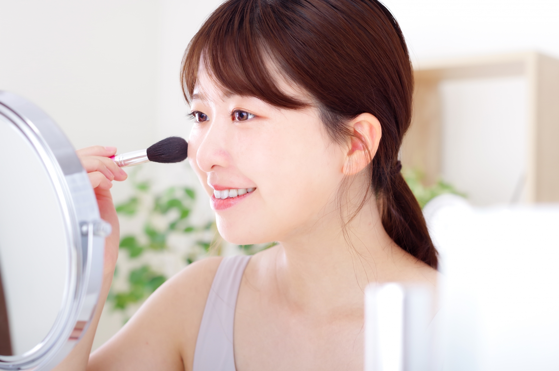 化粧をしている女性