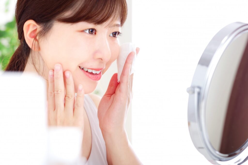 化粧をする女性