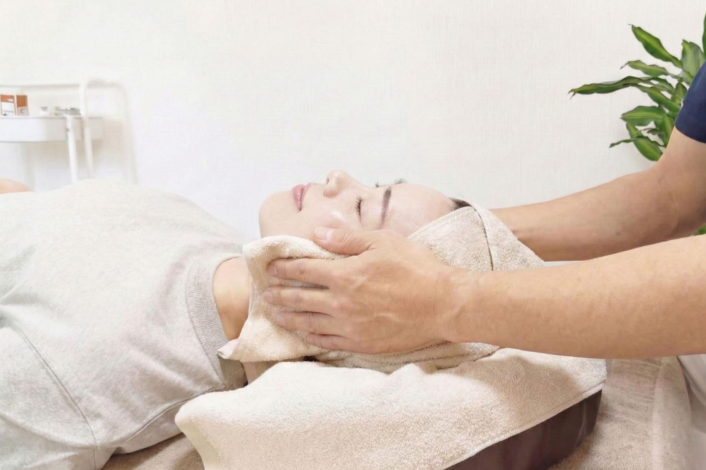 頬マッサージの様子