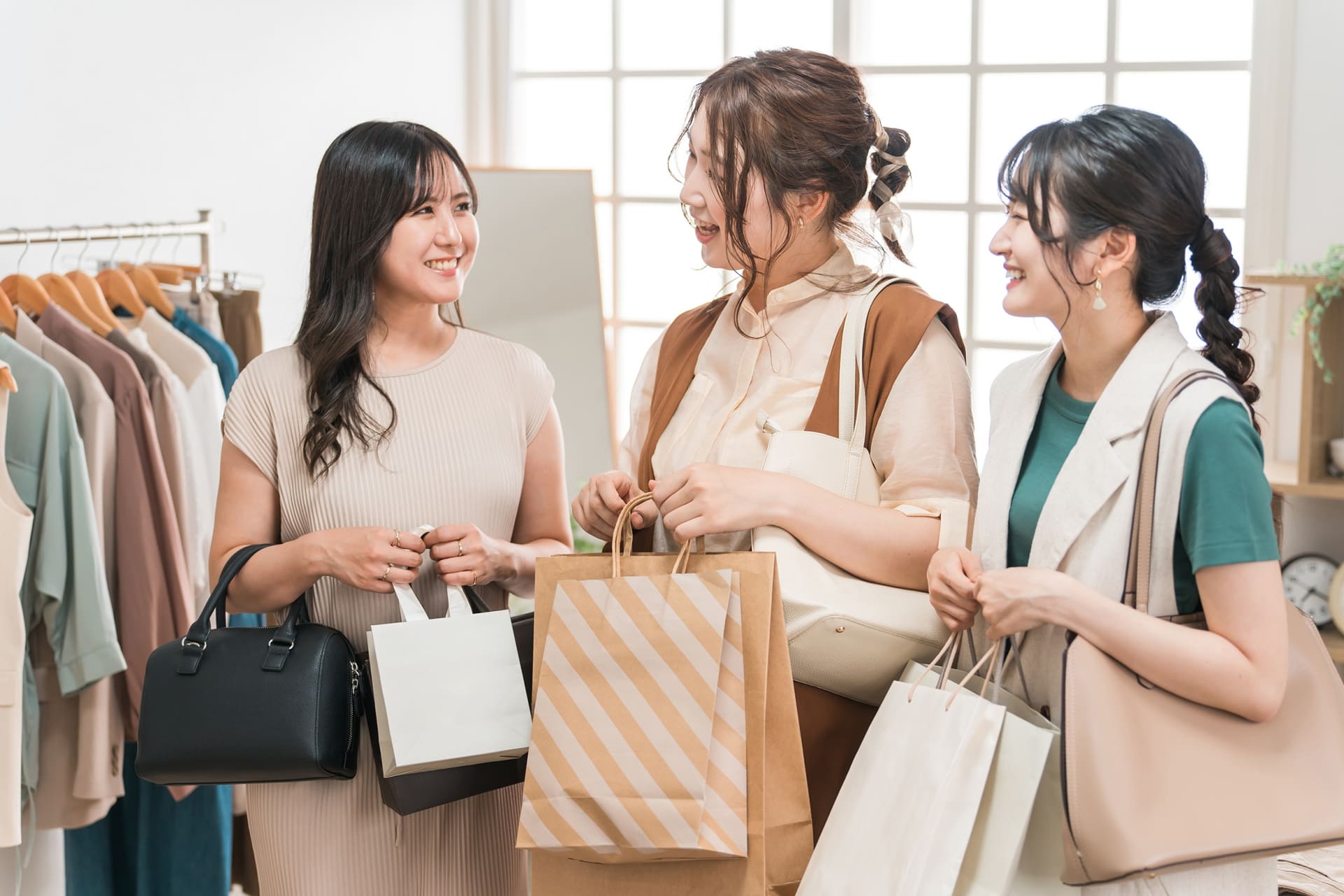 買い物を楽しむ女性