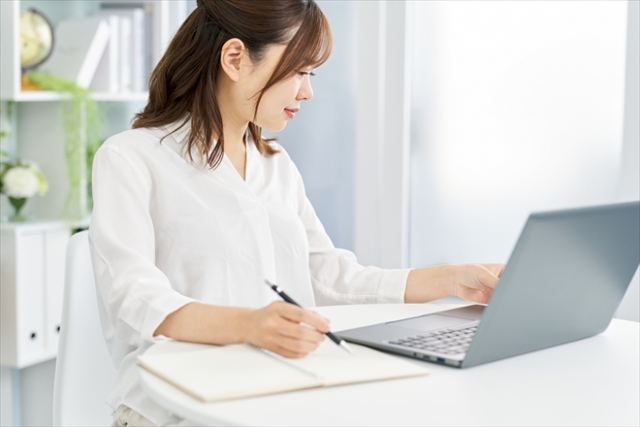 PC作業をする女性