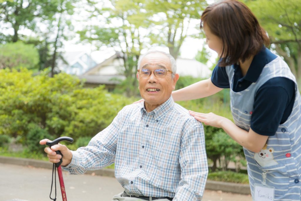 介護福祉士、介護職員が不足→高齢者の受け入れができない