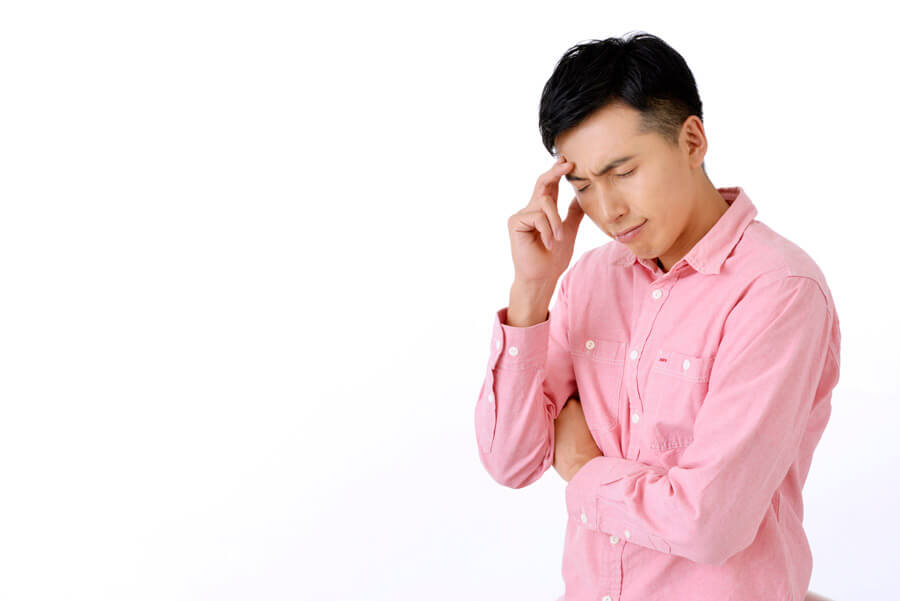 自宅での介護に悩む男性